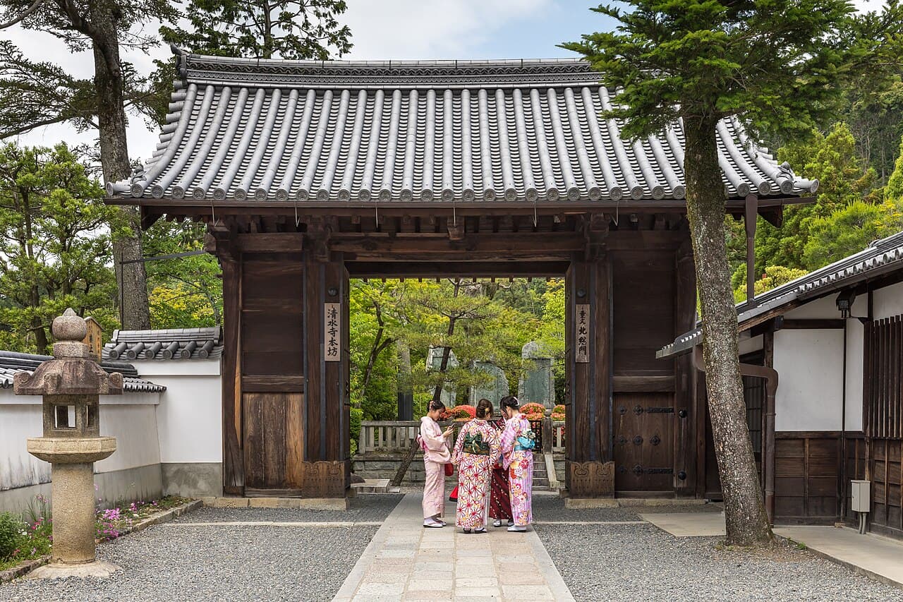 The wooden veranda of Kiyomizu-dera temple projecting over the hillside, Kyoto